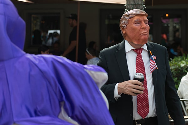 Persona disfrazada de Donald Trump en la King Mango Strut, en Coconut Grove, Florida. Foto: photo-gator (CC BY-NC-ND 2.0)