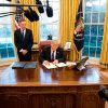 Comienza la guerra comercial entre EEUU y China: ¿qué hará la UE? Trump firma las acciones ejecutivas para establecer aranceles a lavadoras y placas solares el pasado 27 de enero.