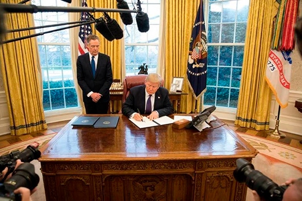Comienza la guerra comercial entre EEUU y China: ¿qué hará la UE? Trump firma las acciones ejecutivas para establecer aranceles a lavadoras y placas solares el pasado 27 de enero.