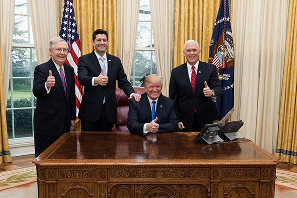Donald Trump, Mike Pence, Mitch McConnell y Paul Ryan celebran la aprobación de la reforma fiscal ayer en la Casa Blanca. Foto: The White House (dominio público)