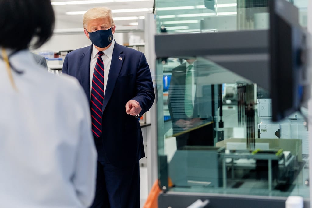 Donald Trump, presidente de los EEUU, usando una mascarilla durante su visita al Bioprocess Innovation Center de Fujifilm Diosynth Biotechnologies en julio de 2020. Foto: Shealah Craighead / The White House (Dominio público). Blog Elcano