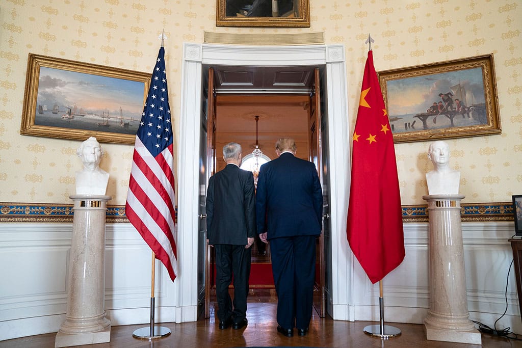 Donald Trump (presidente de EEUU) y Liu He (viceprimer ministro de China) en la firma de la Fase 1 del Acuerdo Comercial entre EEUU y China el pasado 15 de enero. Foto: Shealah Craighead / The White House (Dominio público). Blog Elcano
