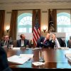 Donald J. Trump (presidente de EEUU) conversa con Mike Pompeo (secretario de Estado) durante una reunión del gabinete en la Casa Blanca, semanas antes del impeachment. Foto: Tia Dufour / The White House (Dominio público). Blog Elcano