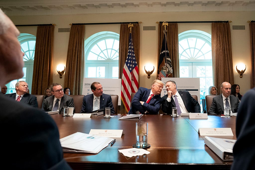 Donald J. Trump (presidente de EEUU) conversa con Mike Pompeo (secretario de Estado) durante una reunión del gabinete en la Casa Blanca, semanas antes del impeachment. Foto: Tia Dufour / The White House (Dominio público). Blog Elcano