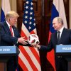 Trump y Putin, de la cumbre de la OTAN a la de Helsinki. Vladimir Putin entrega un balón de la Copa Mundial de Fútbol 2018 a Donald Trump. Foto: Kremlin.ru (CC BY 4.0). Blog Elcano