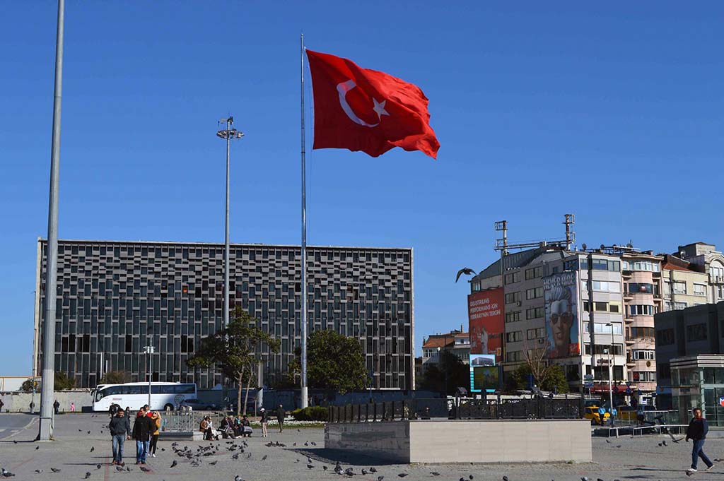 Erdoğan ha perdido el oremus. Bandera turca en la Plaza Taksim, Estambul (Turquía. Foto: BBC World Service (CC BY-NC 2.0)