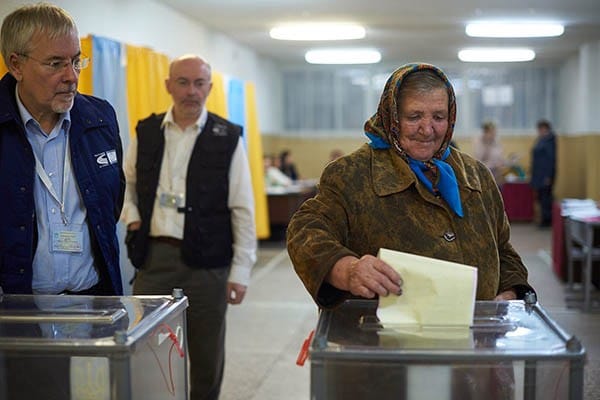 Elecciones locales en Ucrania (25/10/2015). Foto: Sandro Weltin/Council of Europe. Licencia Creative Commons Reconocimiento-SinObraDerivada. Blog Elcano