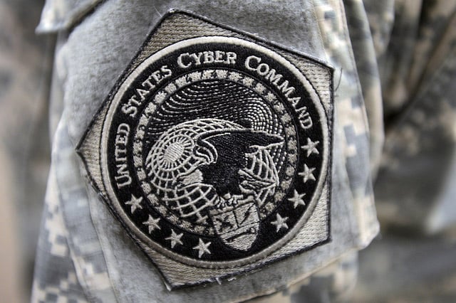 La dimensión cibernética en el ámbito de las Fuerzas Armadas. Insignia del US Cyber Command. Foto: DoD News / Flickr (CC BY 2.0). Blog Elcano