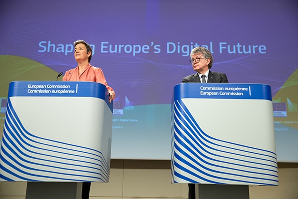 Margrethe Vestager, vicepresidenta Ejecutiva de la Comisión Europea y comisaria europea de Competencia, y Thierry Breton, comisario europeo para el Mercado Interior. Foto: Xavier Lejeune / EC - Audiovisual Service, ©European Union, 2020
