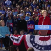 EEUU 2016: cuando las mujeres son protagonistas. Maggie Hassan y Hillary Clinton (sentadas) escuchan a Elizabeth Warren durante la campaña en Manchester, New Hampshire (24/10/2016). Fuente: Washington Week with Gwen Ifill. Blog Elcano