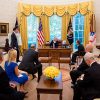 Trump y su equipo se reúnen en el Despacho Oval para recibir un briefing sobre el huracán Harvey el pasado 5 de septiembre. Foto: The White House (Dominio público)