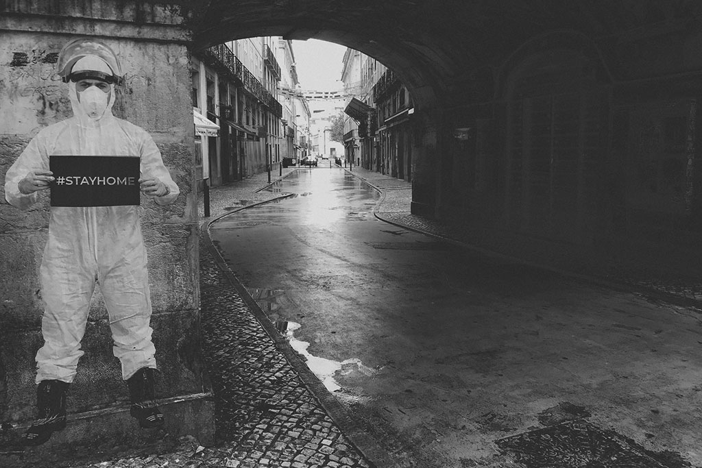 El bueno, los malos y el feo. Graffiti de #StayHome en una calle de Lisboa (Portugal) durante el confinamiento. Foto: Yohann LIBOT (@yohannlibot). Blog Elcano