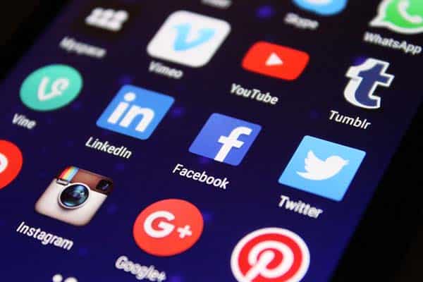Iconos de diferentes redes sociales en la pantalla de un móvil. Foto: Pixabay (CC0)