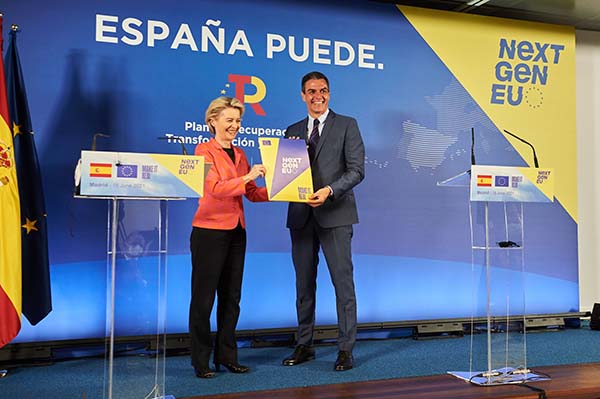 Pedro Sánchez, on the right, and Ursula von der Leyen, President of the European Commission. Photo: European Union, 2021