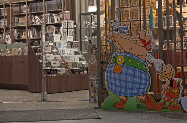 El Astérix teutón, Valonia y el CETA entre la UE y Canadá. Rótulo de Asterix y Obelix en un comercio de Bruselas.