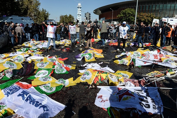 Turquía y la amenaza terrorista del Estado Islámico. Banderas y pancartas de los partidos de la oposición se amontonan en el centro de Ankara.