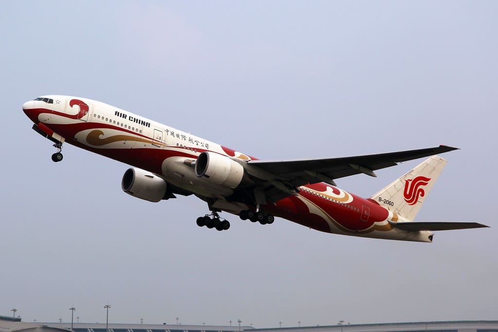La creciente divergencia en la salud corporativa china. Avión de Air China despega del aeropuerto de Guangzhou.