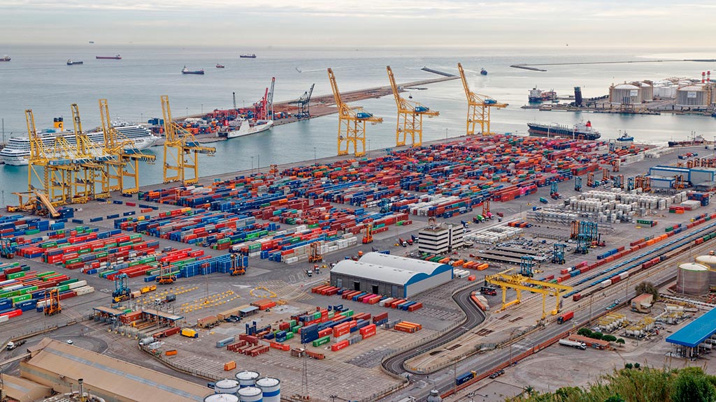 Exports of goods set new record, but growth slow. World-class facility at Barcelona port. Photo: Hans Permana (CC BY-NC 2.0).