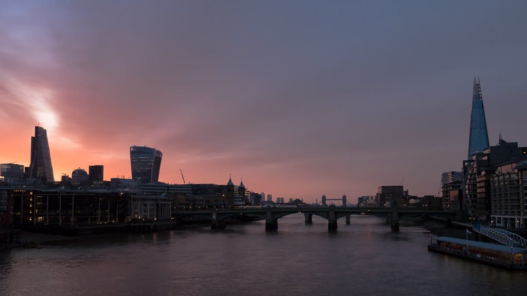 El Brexit también supone una oportunidad. Panorámica nocturna de la City de Londres.