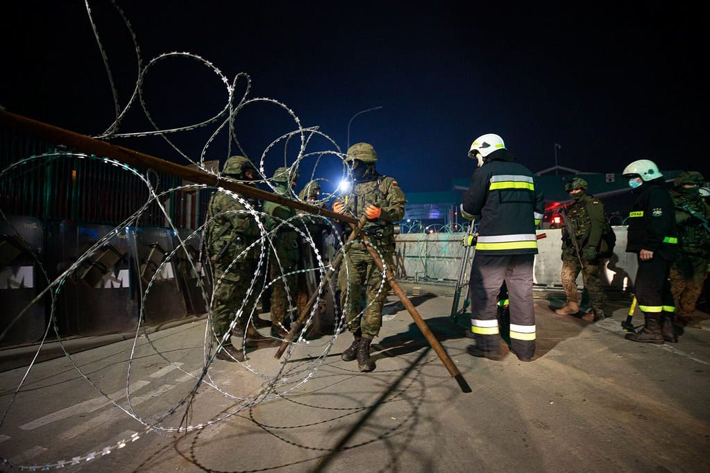 Bielorrusia y la artificial crisis migratoria. Las Fuerzas de Defensa del Territorio aseguran la valla en el paso fronterizo cerrado de Kuznica. Foto: Fuerzas de Defensa Territorial polacas