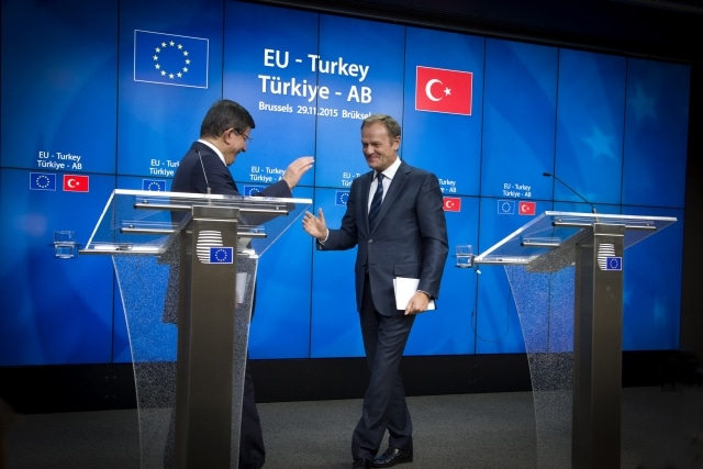 Ahmet Davutoglu, Prime Minister of Turkey, and Donald Tusk, President of the European Council, at the EU-Turkey Summit (29/11/2015). Photo: The European Union. Non Commercial use. Elcano Blog