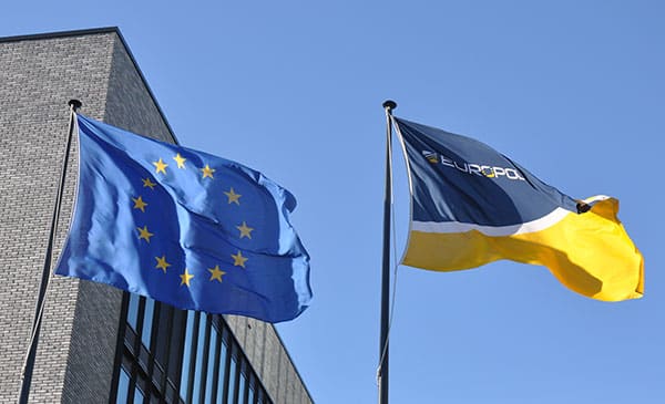 Hacia un nuevo modelo de intercambio de información frente a las amenazas para la seguridad interior de la UE y sus Estados miembros. Banderas de la Unión Europea y Europol. Foto: Europol.