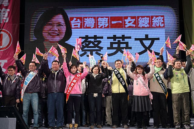 Nuevo gobierno en Taiwán: incertidumbre en el estrecho. Tsai Ing-wen (centro), actual presidenta de Taiwán y líder del PDD, durante un mitín electoral (25/12/2011).