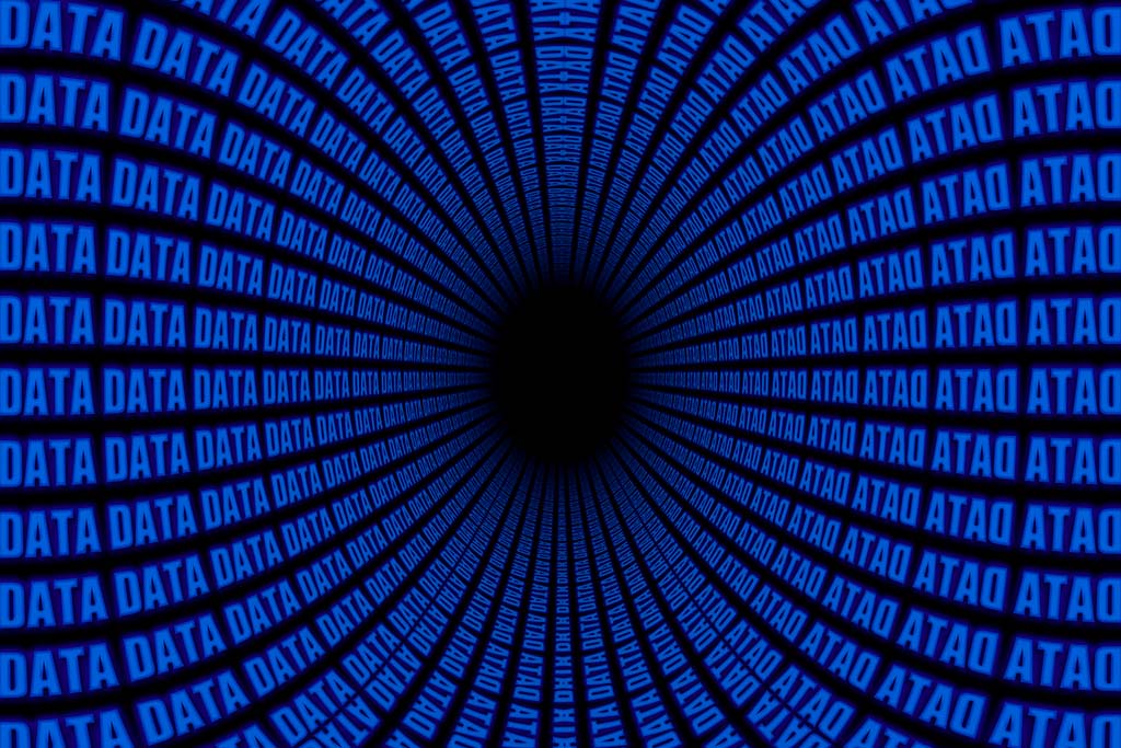Son los datos, y la democracia. Simulación de agujero de gusano con la palabra data. Foto: geralt (Pixabay) Blog Elcano