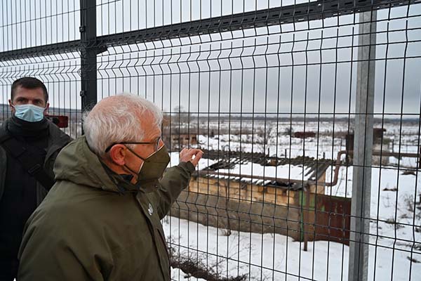 Josep Borrell Fontelles visita el paso fronterizo de Stanytsya Luhanska en Ucrania. Foto: Genya Savilov/ Unión Europea, 2022.
