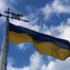 Primer plano de la bandera de Ucrania ondeando en un mástil en la cima de la colina del Castillo Alto de Leópolis / Lviv.