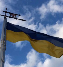 Primer plano de la bandera de Ucrania ondeando en un mástil en la cima de la colina del Castillo Alto de Leópolis / Lviv.