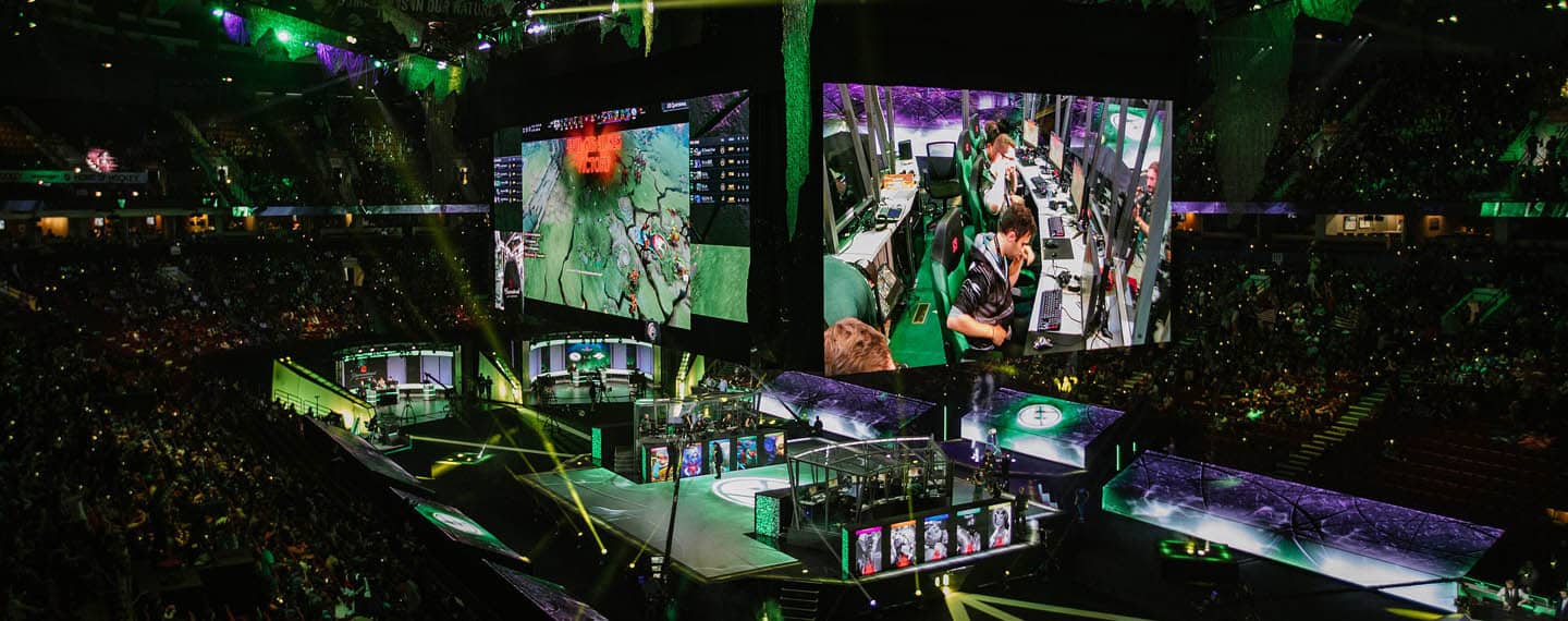 E-sports, ¿simplemente videojuegos?. El escenario y público en La Rogers Arena de Vancouver (Canadá) para The International 2018, un campeonato anual del videojuego Dota 2.Foto: Dota 2 The International (CC BY 2.0 / Wikimedia Commons).