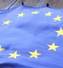 Bandera de la UE en el libro de record Guinness (2009). Foto: ©European Parliament / Pietro Naj-Oleari (CC BY-NC-ND 2.0).