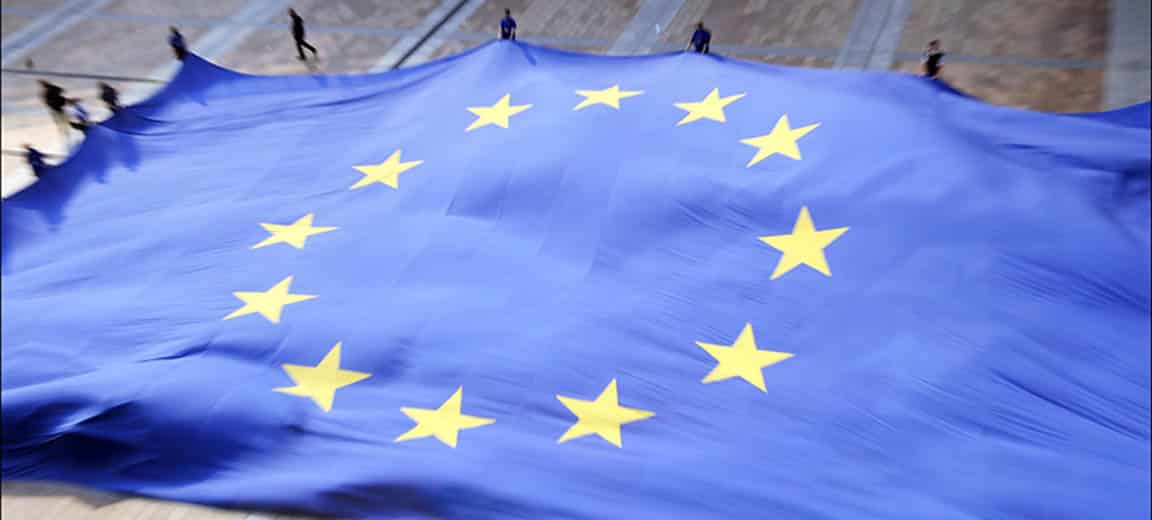 Bandera de la UE en el libro de record Guinness (2009). Foto: ©European Parliament / Pietro Naj-Oleari (CC BY-NC-ND 2.0).
