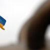 Bandera de Ucrania ondeando en un mastil en el fuerte de Kosyy Kaponir ubicado en Kyiv. Guerra en Ucrania