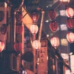 La guerra en Ucrania: ¿qué papel puede jugar Asia? Imagen de un festival de linternas en una calle de ciudad
