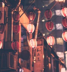 La guerra en Ucrania: ¿qué papel puede jugar Asia? Imagen de un festival de linternas en una calle de ciudad