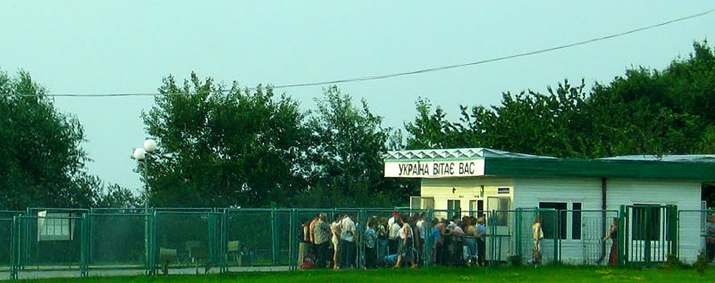 La invasión de Ucrania y el derecho al refugio en la Unión Europea. Gente en la frontera entre Ucrania y Polonia. Foto: Fedir RYKHTIK (CC BY-NC-ND 2.0)