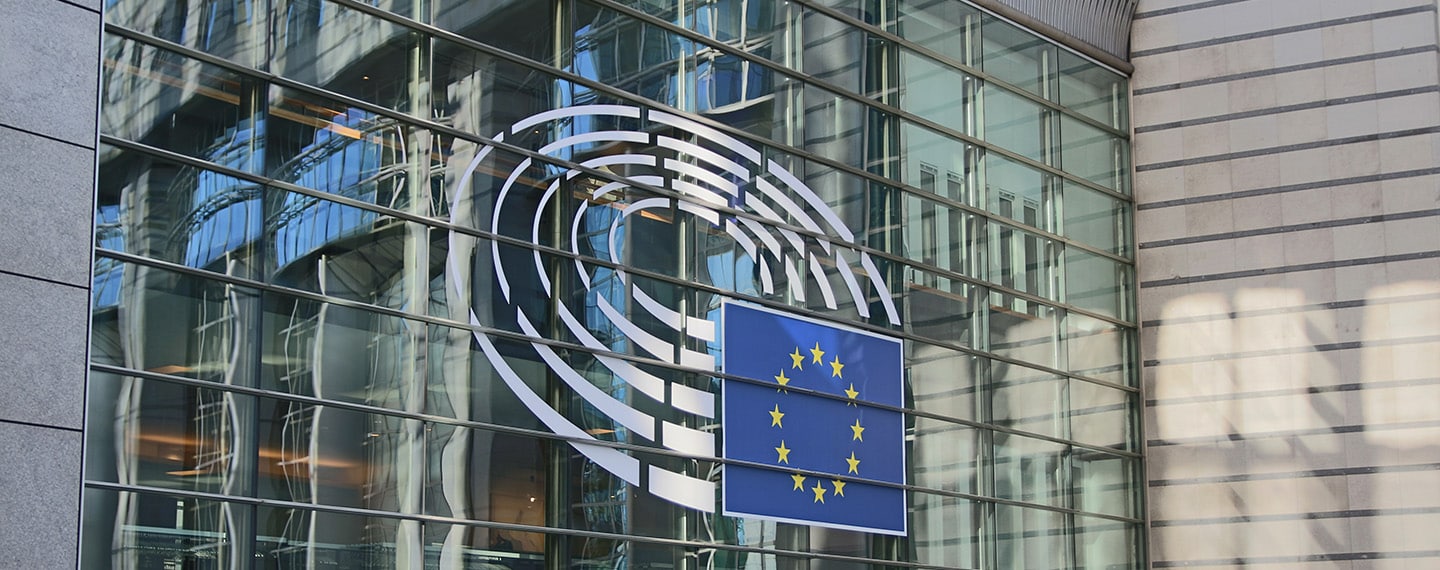 El nuevo mecanismo de condicionalidad para la protección del presupuesto de la UE: ¿vía libre tras la sentencia? Detalle de la fachada del edificio "Paul Henri-Spaak" del Parlamento Europeo.