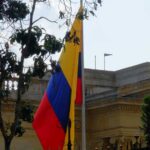 Elecciones decisivas en Colombia. Imagen de la bandera colombiana en un jardín en Bogotá