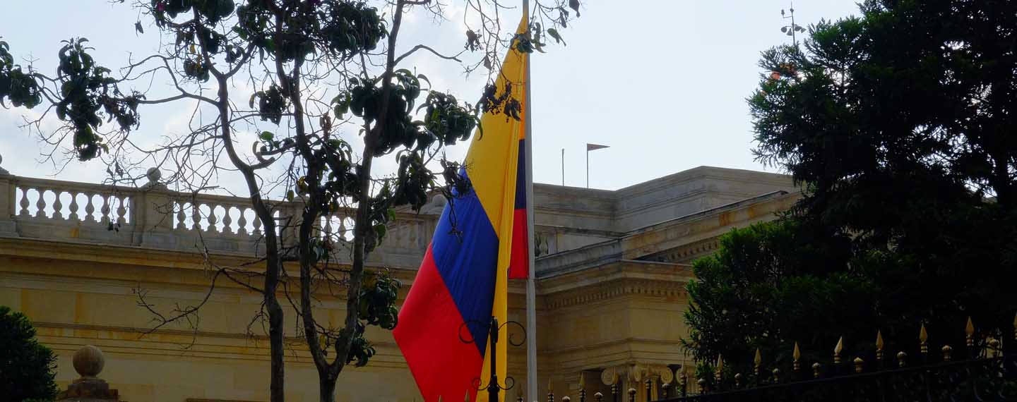 Elecciones decisivas en Colombia. Imagen de la bandera colombiana en un jardín en Bogotá