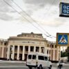 Teatro de Tiraspol (capital de Transnistria, Moldavia) y una señal que indica la dirección a Odessa (Ucrania). Foto: Marco Fieber (CC BY-NC-ND 2.0)
