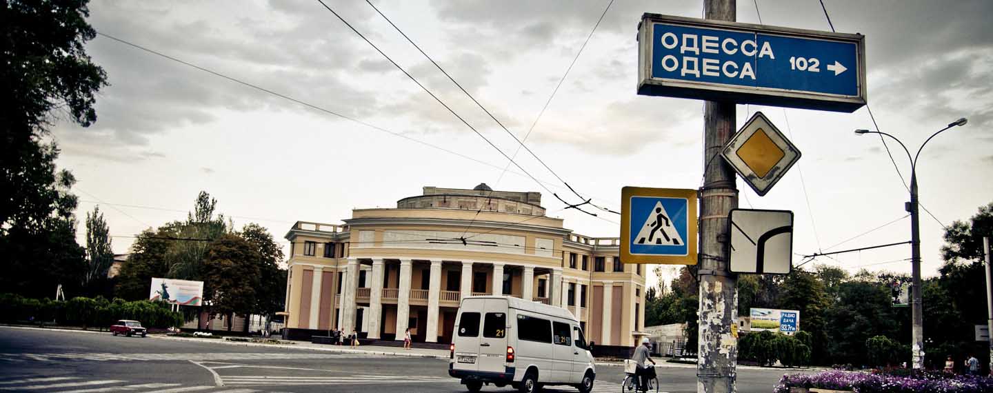 Teatro de Tiraspol (capital de Transnistria, Moldavia) y una señal que indica la dirección a Odessa (Ucrania). Foto: Marco Fieber (CC BY-NC-ND 2.0)