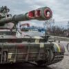 Un hombre pasea junto a un tanque de guerra en la ciudad de Chernihiv (Ucrania). Europa