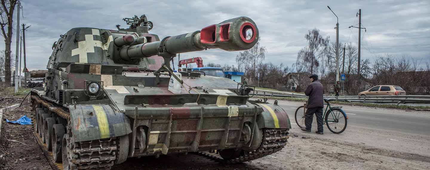 Un hombre pasea junto a un tanque de guerra en la ciudad de Chernihiv (Ucrania). Europa