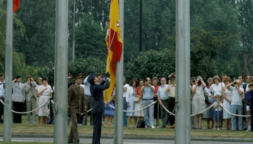 bandera española en el cuartel general de Evere (Bruselas) de la OTAN en 1982