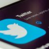 Logo de la aplicación de Twitter en un iPad blanco sobre una tela roja