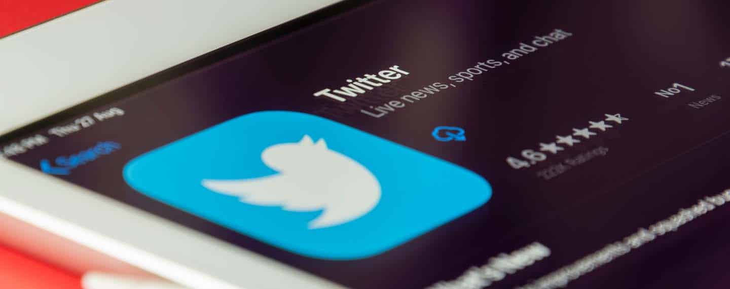 Logo de la aplicación de Twitter en un iPad blanco sobre una tela roja