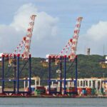 Cinco grúas en rojo y blanco en el puerto de Durban, Sudáfrica