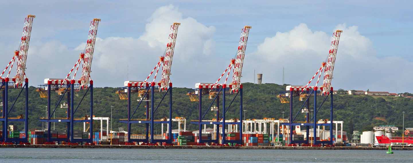 Cinco grúas en rojo y blanco en el puerto de Durban, Sudáfrica